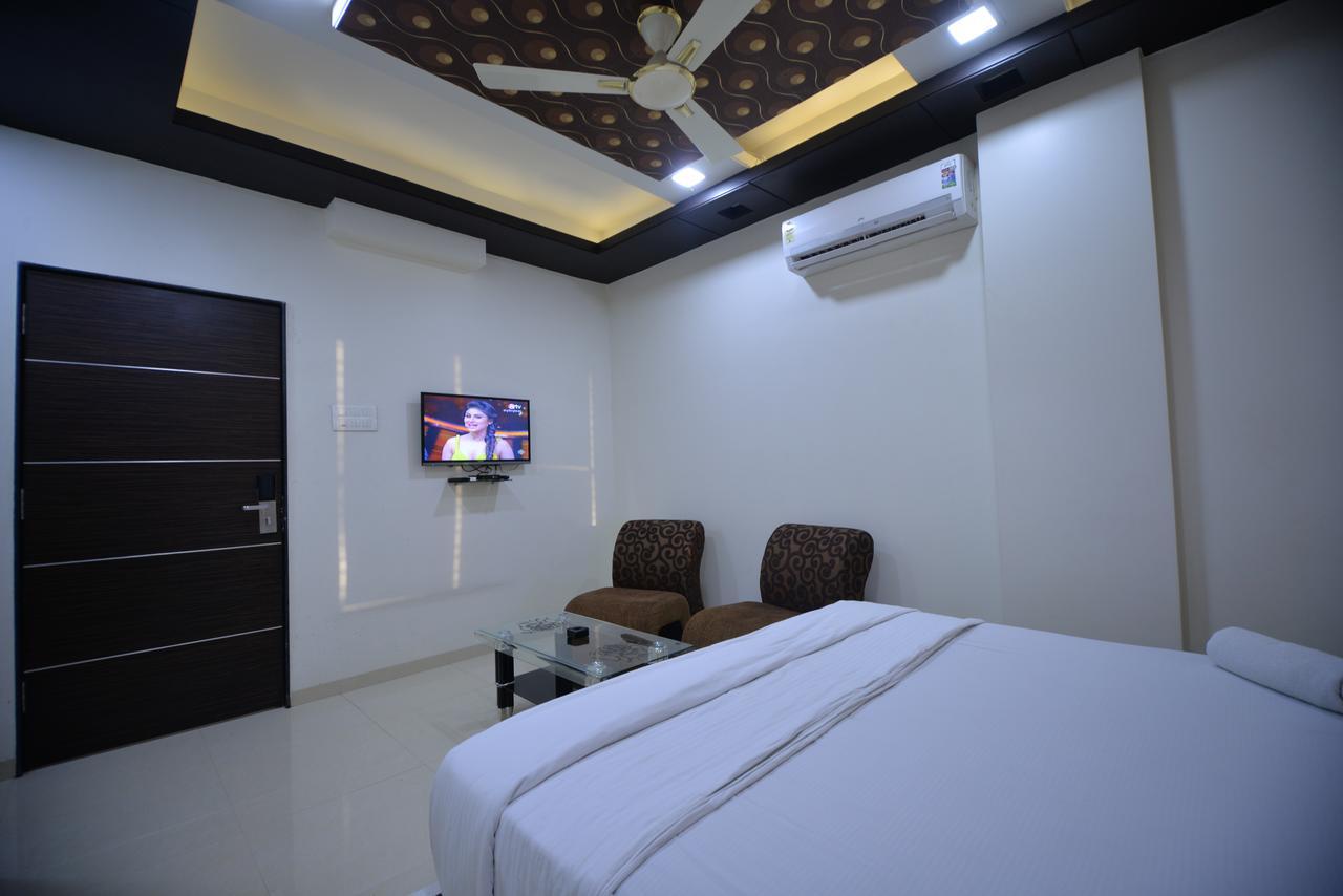 Hotel Radhe Krishna Szolápur Kültér fotó