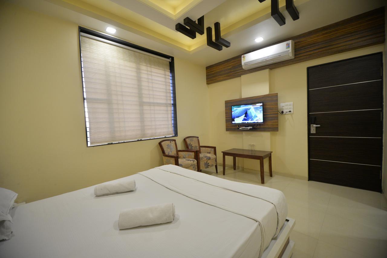 Hotel Radhe Krishna Szolápur Kültér fotó